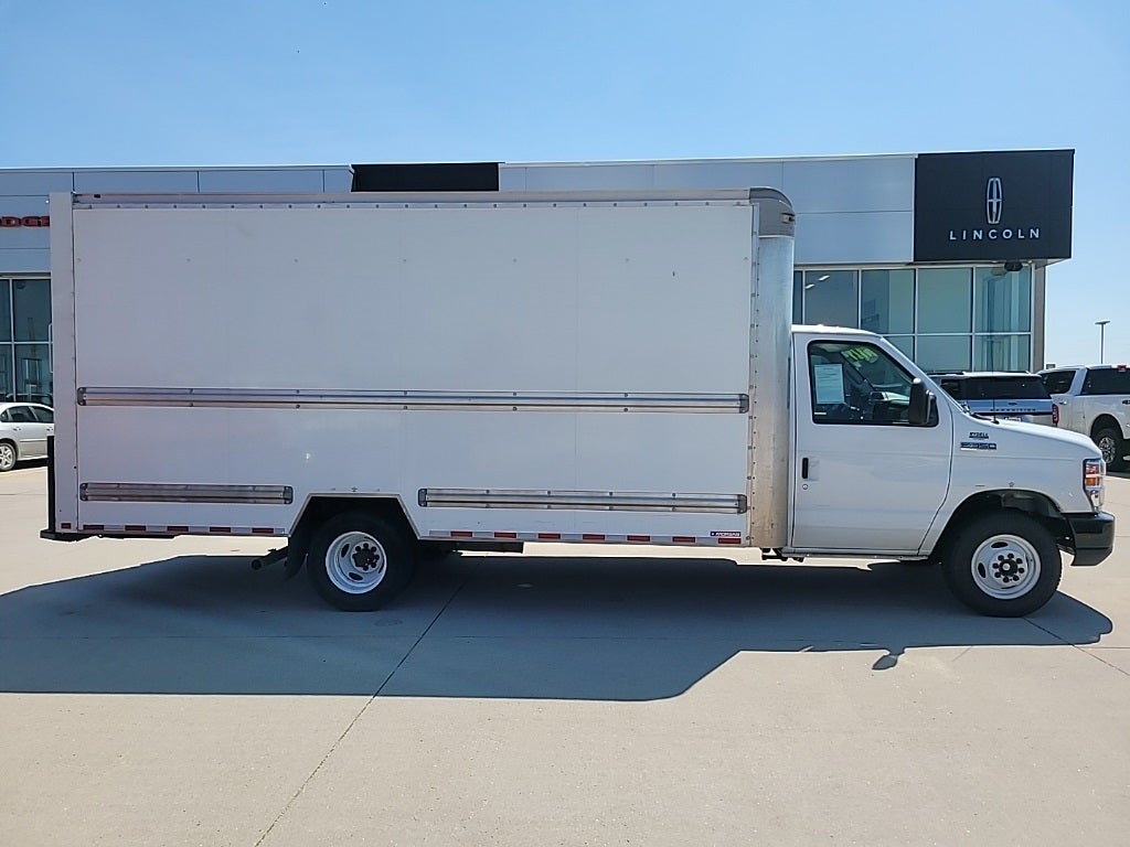 Used 2018 Ford E-Series Cutaway  with VIN 1FDWE3FS7JDC39024 for sale in Independence, IA