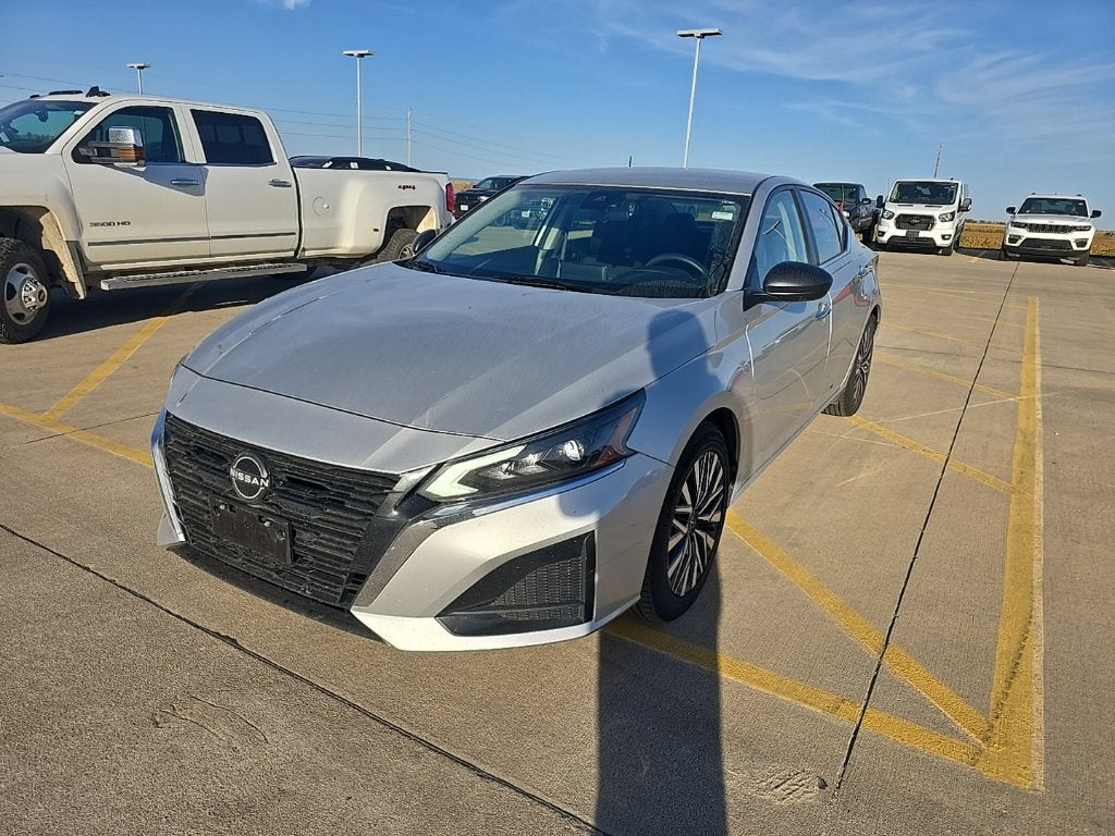 Used 2024 Nissan Altima SV with VIN 1N4BL4DV4RN345955 for sale in Independence, IA