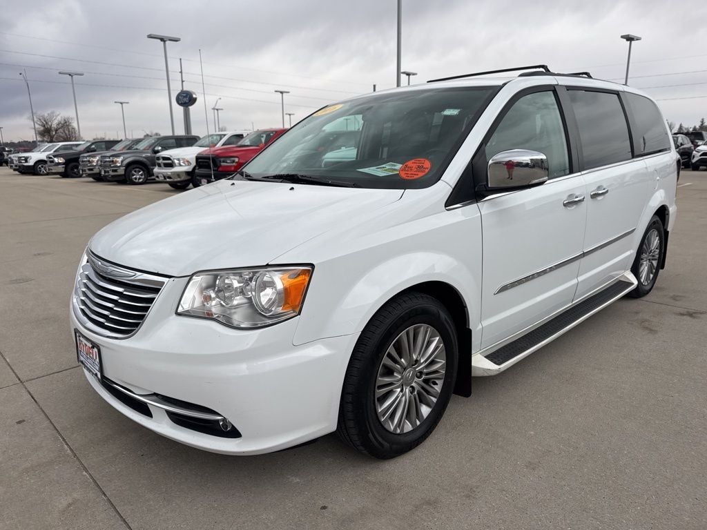 2016 Chrysler Town & Country Touring-L
