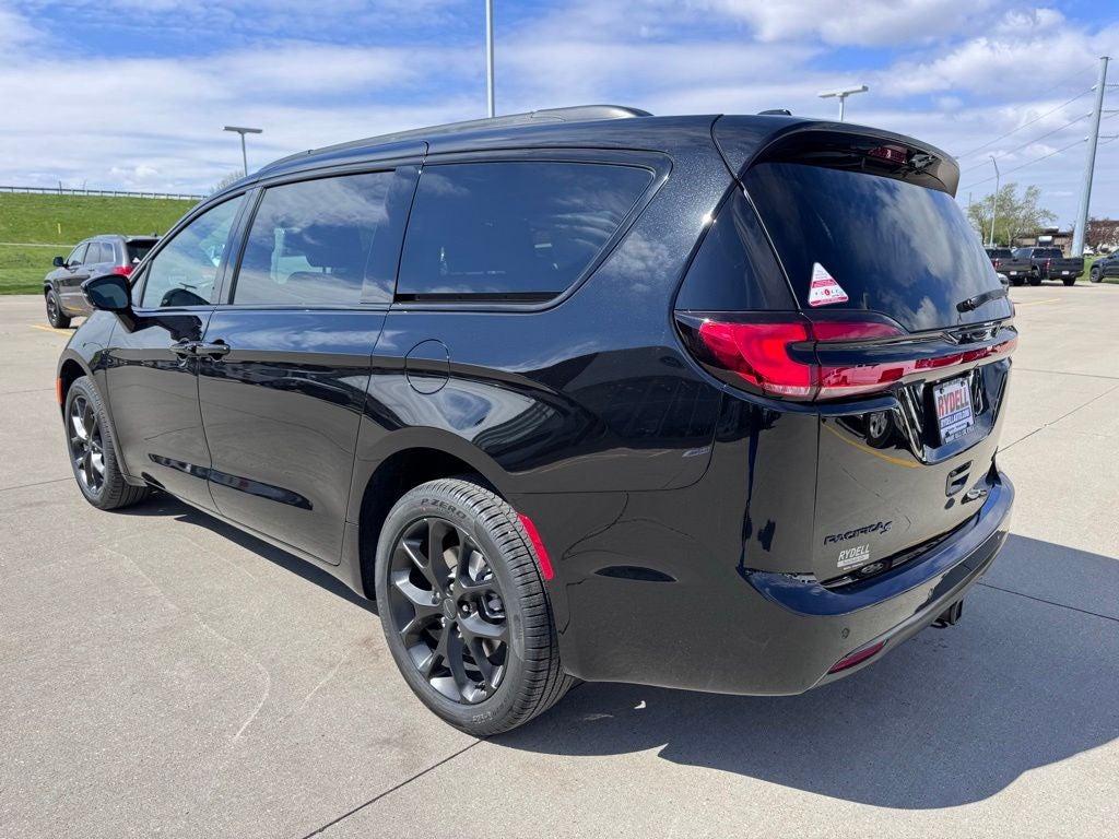 2027 Chrysler Pacifica Limited
