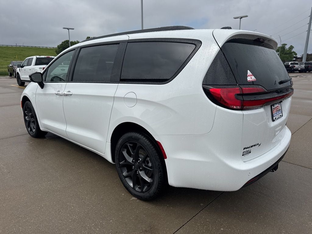 2027 Chrysler Pacifica Limited