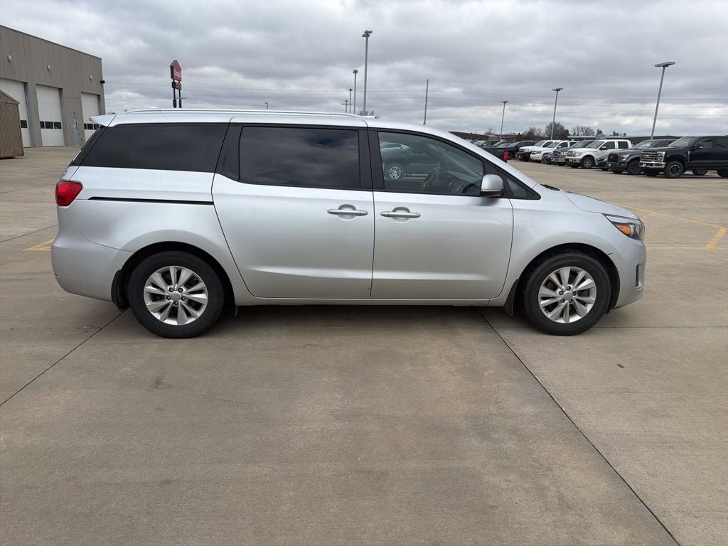 Used 2016 Kia Sedona LX with VIN KNDMB5C12G6162717 for sale in Independence, IA
